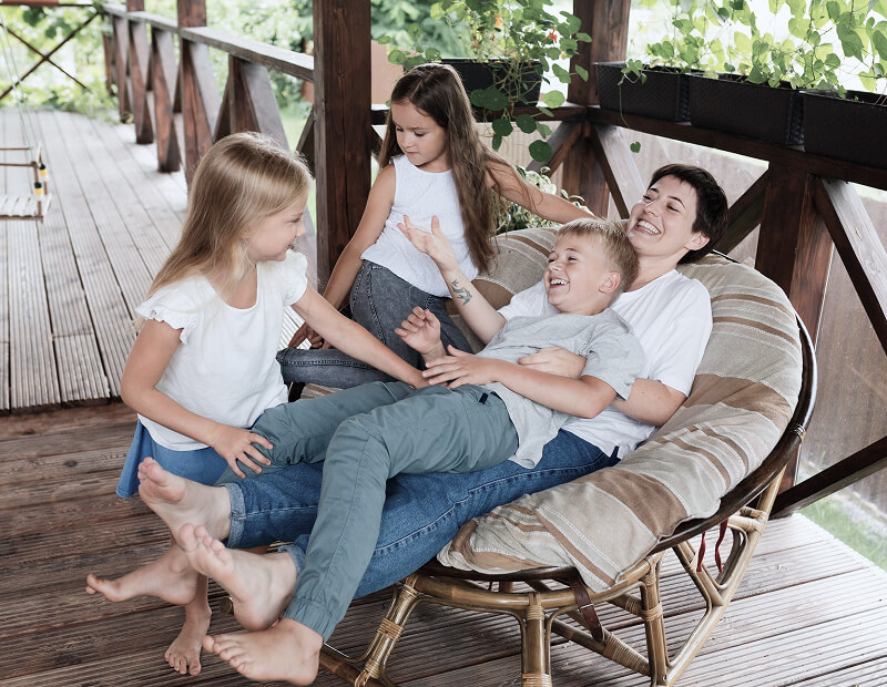 Glücköiche Familie wärend ihres gemütlichen Urlaubs
