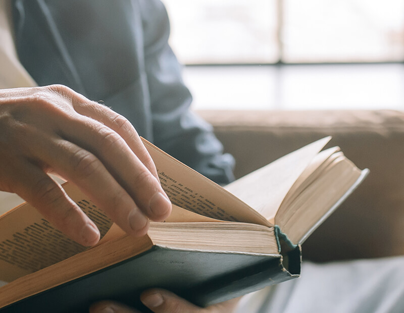 speisesaal-strandhotel-sylt Mann liest gemütlich in einem Buch