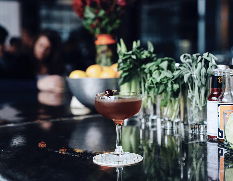 strandhotel-sylt-fruehstueck Cocktails an einer gemütlichen Bar trinken