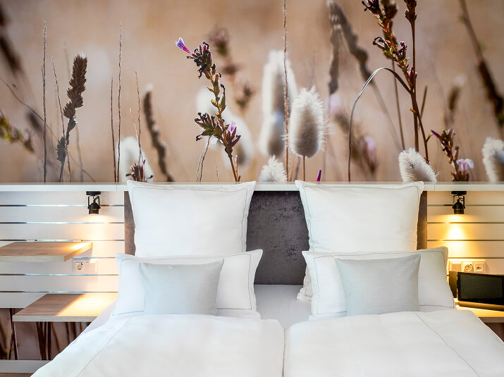 Doppelbett mit Nachtischen