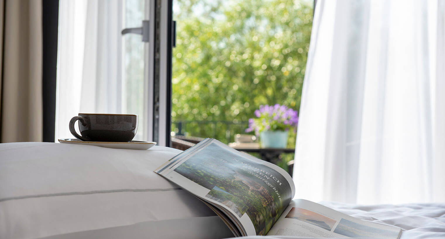 Gemütliches Bett mit Kaffee und Magazin