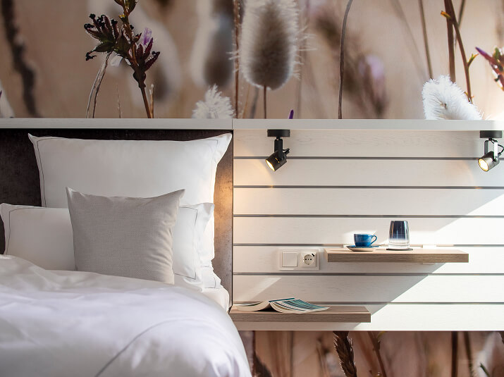 Doppelbett mit Nachtisch