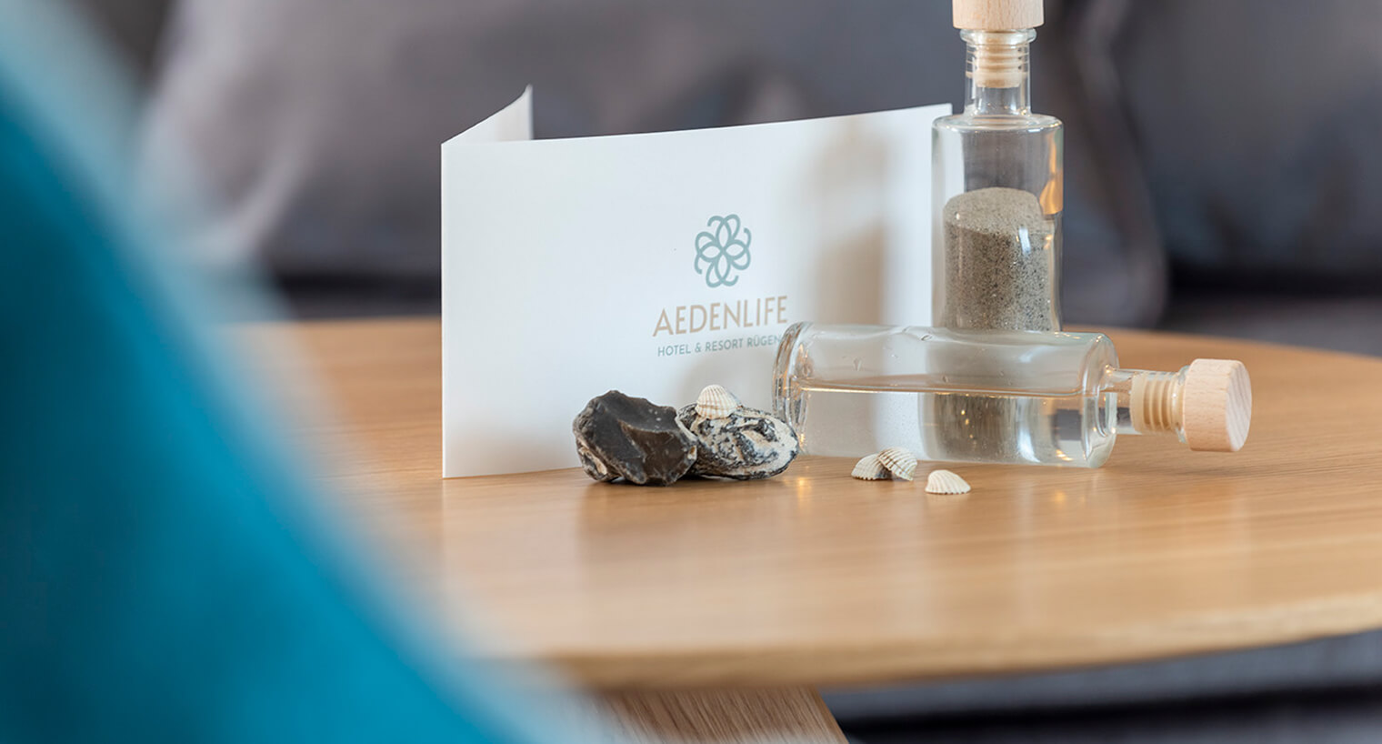 Doka auf einem Holztisch