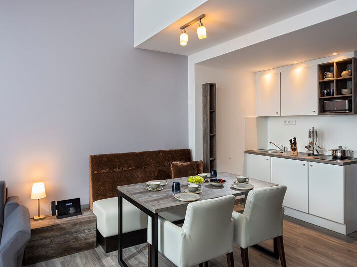 Esstisch mit Küchenzeile