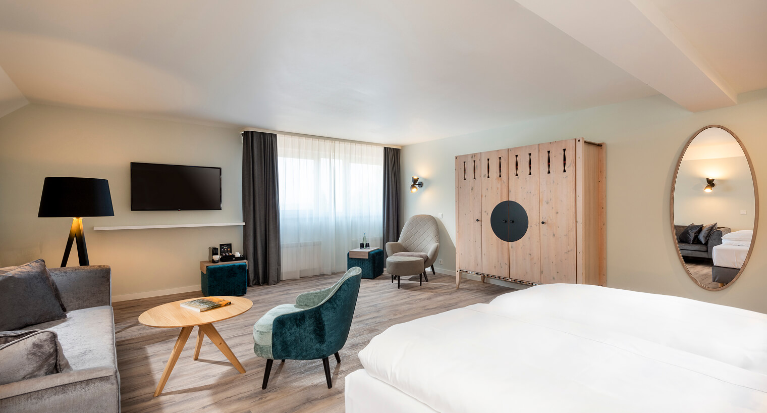 Doppelbett mit Schreibtisch und großem Fester