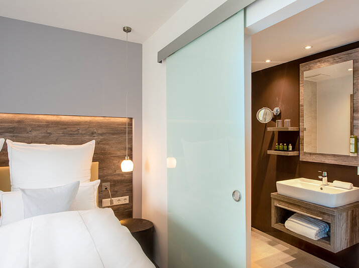 Doppelbett mit Zugang zum Bad