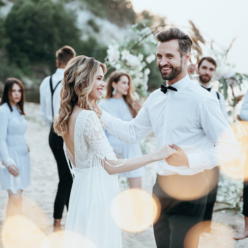 Glückliches Hochzeitspaar feiert Hochzeit mit den Liebsten