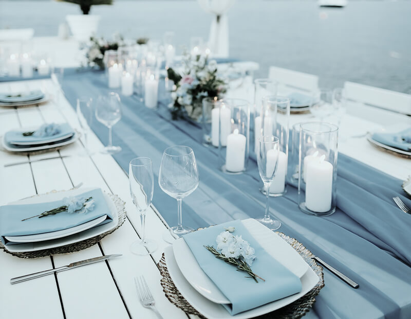 Schön gedeckter, festlicher Tisch