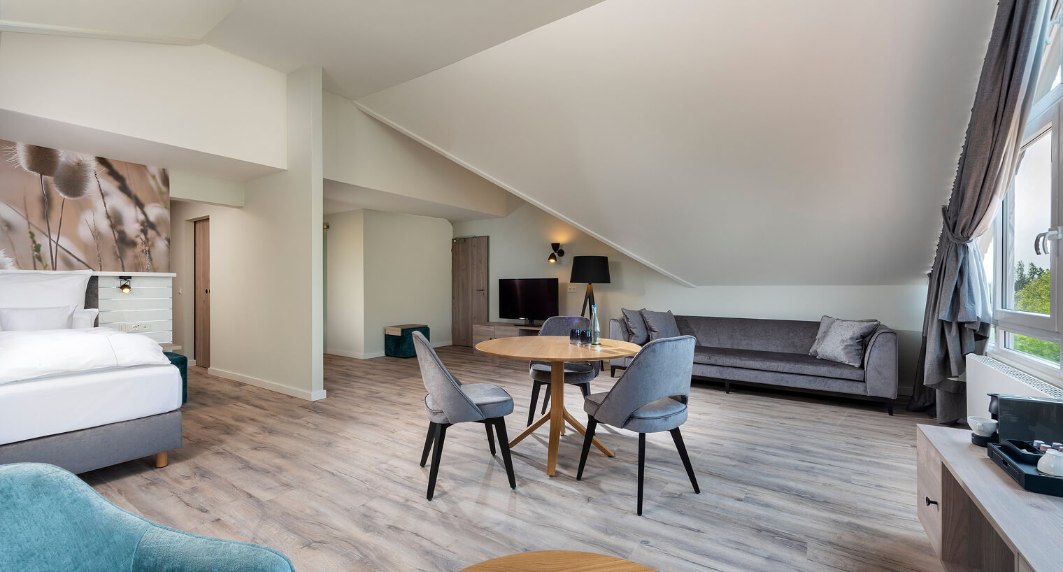 Große Festerfront mit Esstisch und Sitzubereich