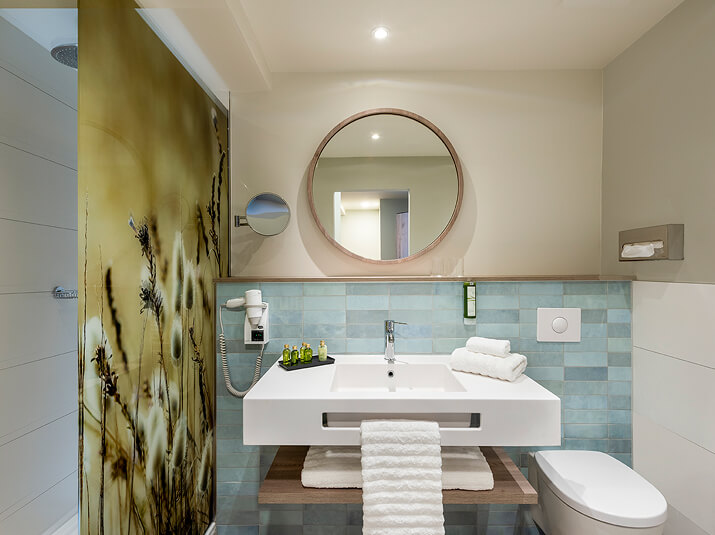 Stilvolles Badezimmer mit Waschtisch