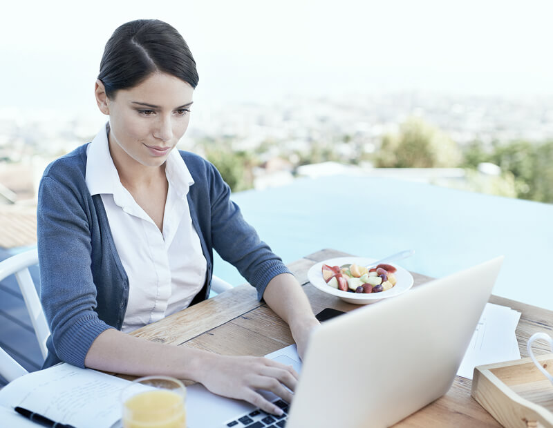 speisesaal-strandhotel-sylt Frau arbeitet am Pool mit ihrem Laptop