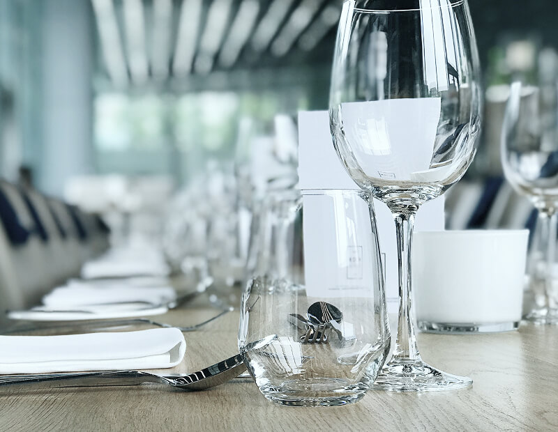 strand-fahrrad-sylt Festliches Geschir mit Weingläsern