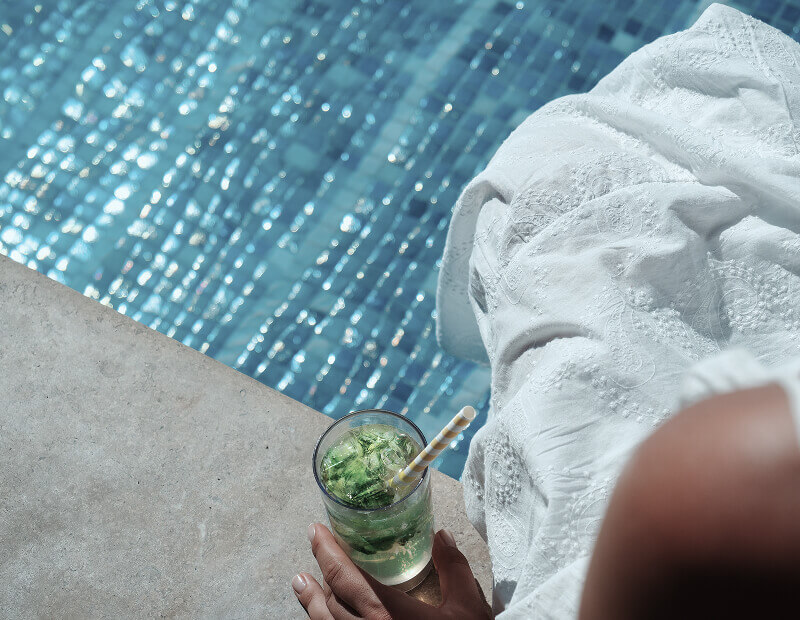 wellnes-relax-image Cocktail am Pool genießen