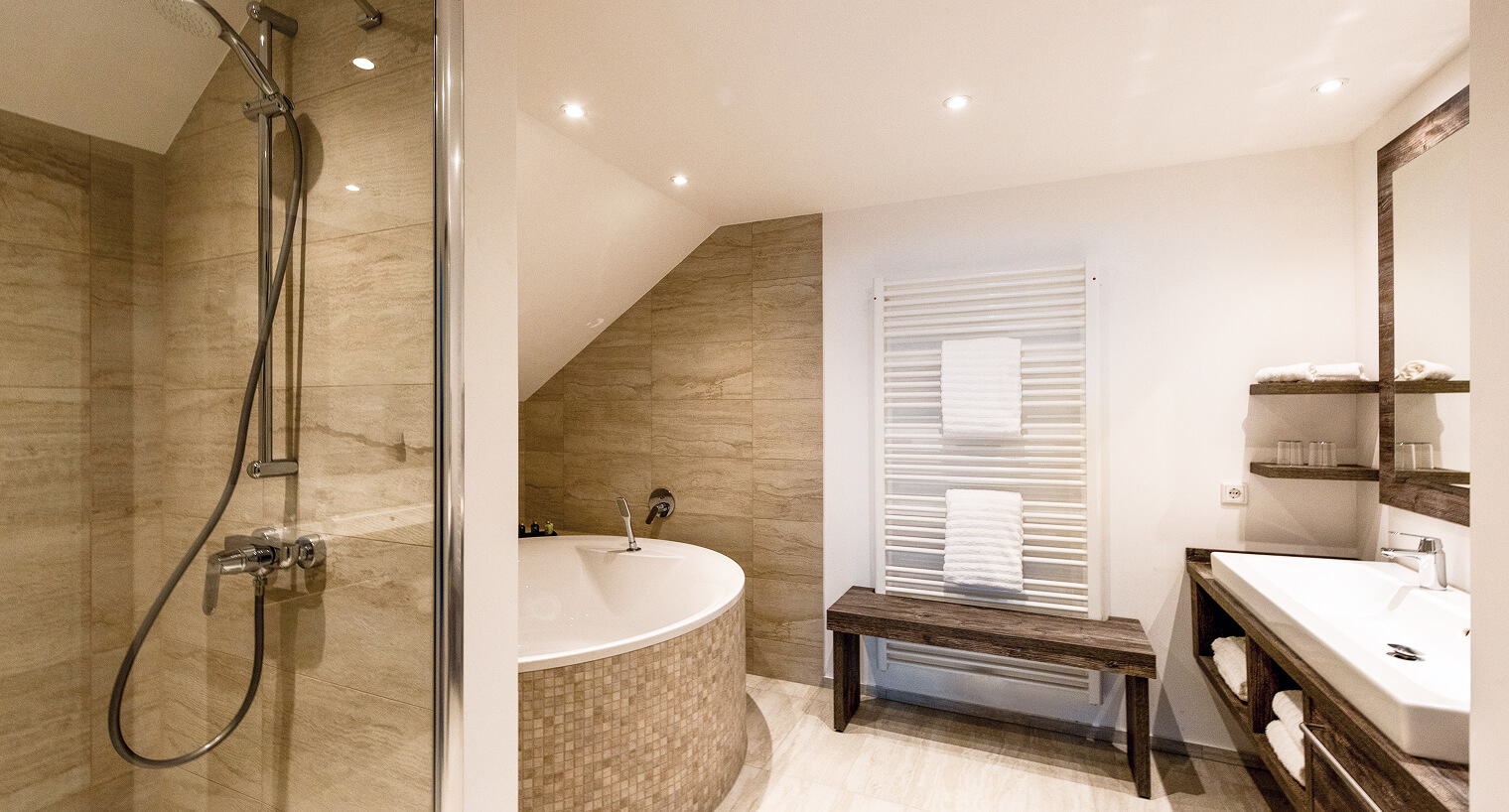 Stilvolles Badezimmer mit großer Badewanne und Dusche