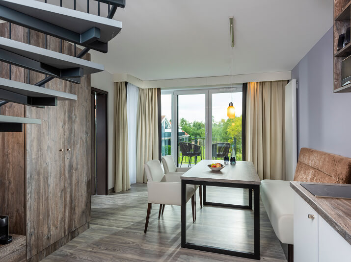 Esstisch mit Küchenzeile und Wendeltreppe