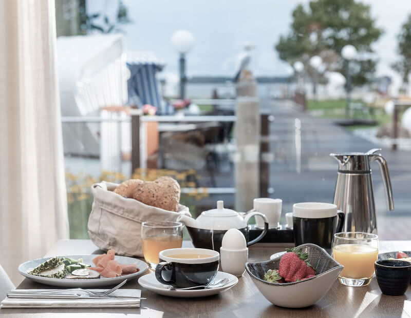 strandhotel-sylt-fruehstueck Frühstückstisch, reich gedeckt mit Köstlichkeiten