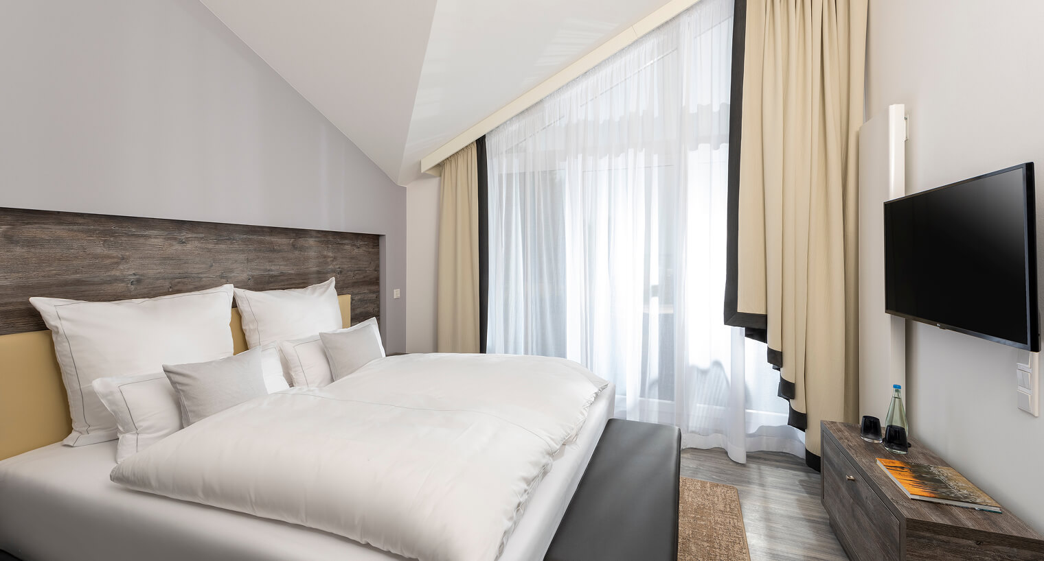 Doppelbett mit Flatscreen