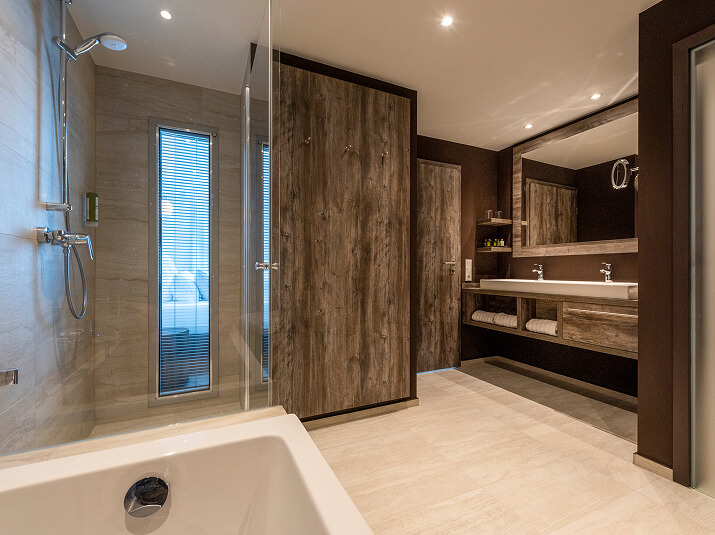 Großzügiges Badezimmer mit Dusche