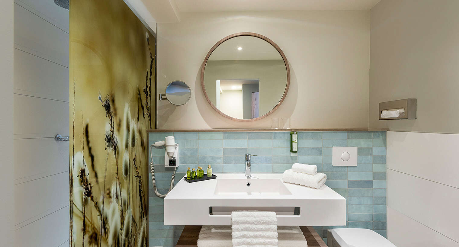 Stilvolles Badezimmer mit Waschtisch