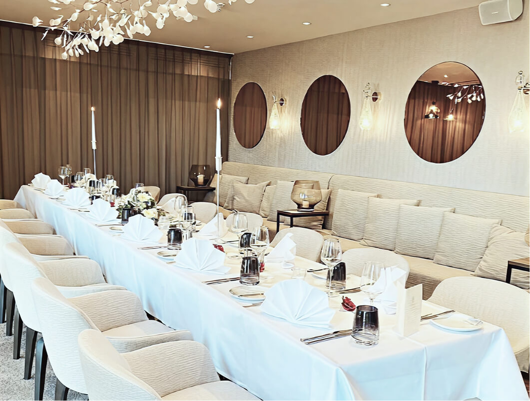 Elegant gedeckter, großer Tisch