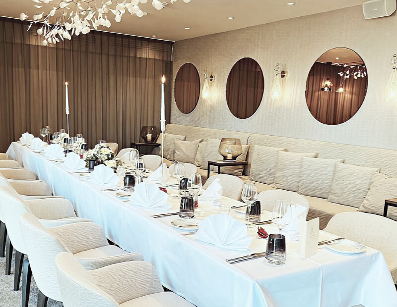 Elegant gedeckter, großer Tisch