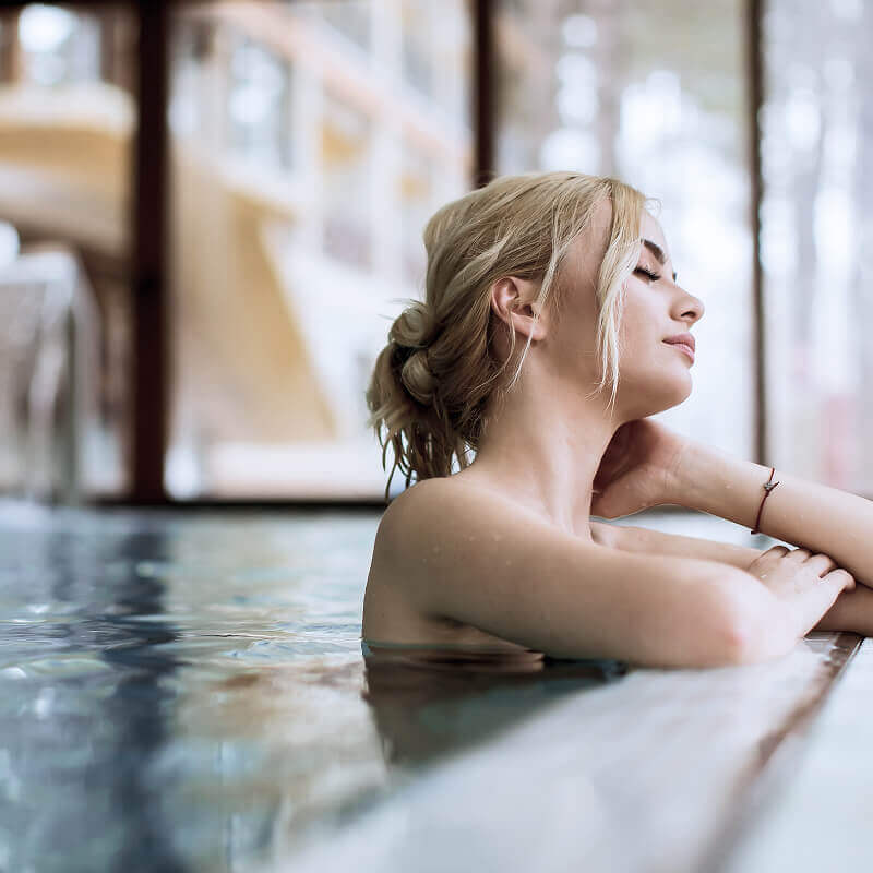 Frau entspannt im Pool